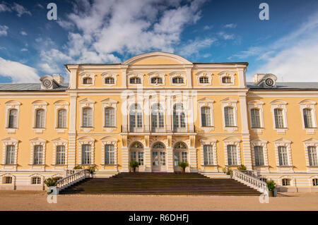 Le palais de Rundale, ancienne résidence d'été avec une noblesse lettone de beaux jardins autour de Banque D'Images