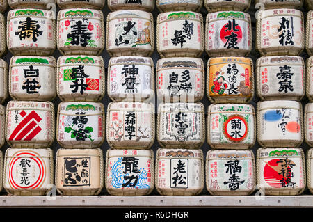 Par souci traditionnel de barils enveloppés de paille à Meiji Shrine à Tokyo, Japon Banque D'Images