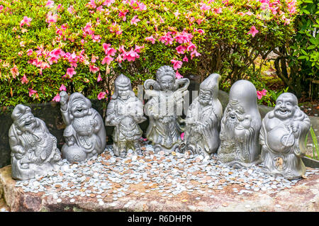 Shichifukujin, sept dieux de la chance, des statues debout sur Rock en Temple Daisho-In Miyajima, Japon Banque D'Images