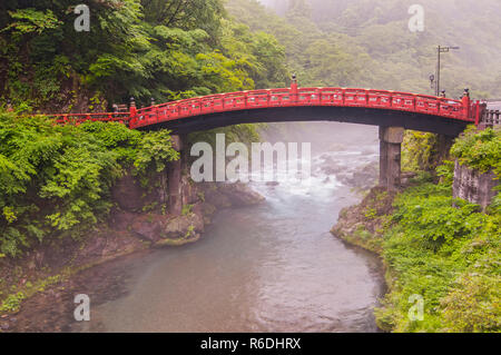 (Pont Shinkyo sacré) se situe à l'entrée de Futarasan Shrine à Nikko, Japon Banque D'Images