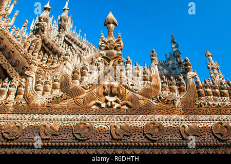 En plus de sculptures Shwenandaw Kyaung temple ou monastère Golden Palace à Mandalay, Myanmar Banque D'Images