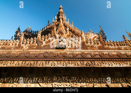 En plus de sculptures Shwenandaw Kyaung temple ou monastère Golden Palace à Mandalay, Myanmar Banque D'Images