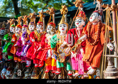 L'artisanat traditionnel de marionnettes sont vendus dans un marché à Mandalay, Myanmar Banque D'Images