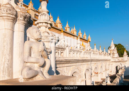 Monastère Atumashi Kyaung Maha Atulawaiyan Kyaungdawgyi est un monastère bouddhiste situé près de monastère Shwenandaw à Mandalay, Mianma Banque D'Images