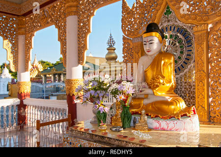 Autel de Bouddha à la Pagode Kuthodaw à Mandalay, Myanmar Banque D'Images