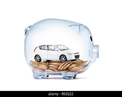 Miniature de voiture sur l'argent à l'intérieur transparent piggy bank with clipping path Banque D'Images