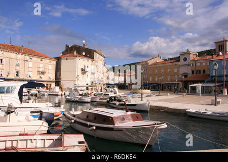 Vue sur le port de la ville de Cres, sur l'île de Cres en Croatie Banque D'Images