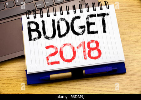 Le budget de 2018, l'écriture de texte. Concept d'affaires pour le budget des ménages la planification comptable écrit le livre de l'ordinateur portable sur le fond de bois dans le bureau avec ordinateur portable Banque D'Images