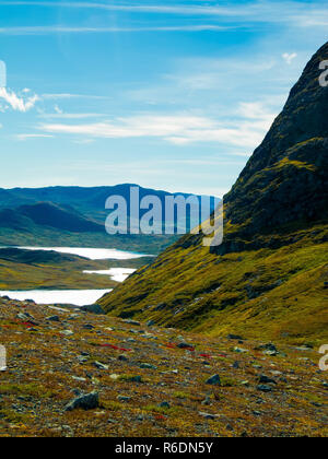Camping dans les montagnes de Norvège avec des lacs Banque D'Images
