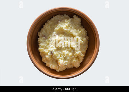 Vue de dessus sur une plaque de faïence avec du porridge de millet cuit dans le lait avec les morceaux de coing et sultana Banque D'Images