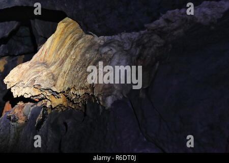 Formations rocheuses de calcaire gris avec speleogens spéléolites rougeâtre et de début de stalactites dans St.Paul's Underground River Cave. Puerto Princes Banque D'Images