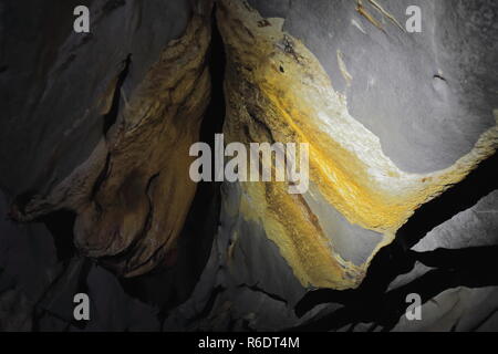 Formations rocheuses de calcaire gris avec speleogens spéléolites rougeâtre et de début de stalactites dans St.Paul's Underground River Cave. Puerto Princes Banque D'Images