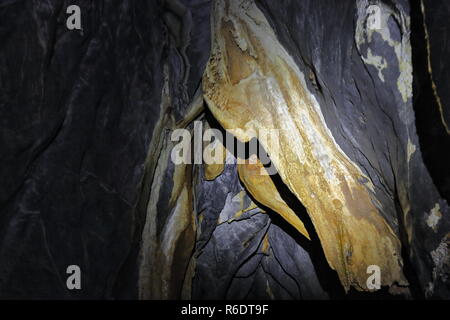 Formations rocheuses de calcaire gris avec speleogens spéléolites rougeâtre et de début de stalactites dans St.Paul's Underground River Cave. Puerto Princes Banque D'Images