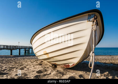 Un bateau de pêche sur la plage de la mer Baltique Banque D'Images