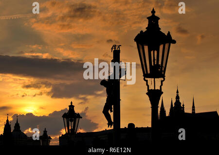 17ème siècle Statue de la crucifixion sur le pont Charles à Prague, République tchèque Republich Banque D'Images