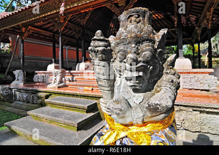 La sculpture sur pierre au Palais d'Ubud Bali, Indonésie Banque D'Images