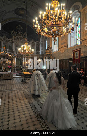 Mariage Dans la cathédrale orthodoxe de Saint George à Novi Sad Serbie Banque D'Images