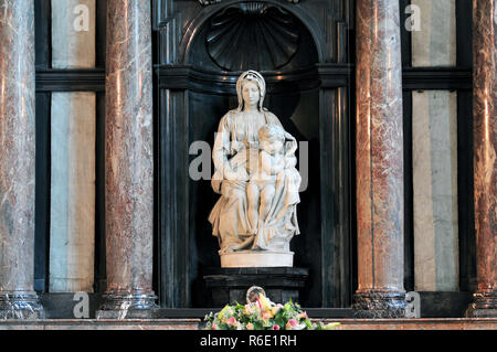 Une sculpture en marbre blanc de la Vierge et l'enfant créée par Michelangelo autour de 1504 à l'église de Notre Dame de Bruges Banque D'Images