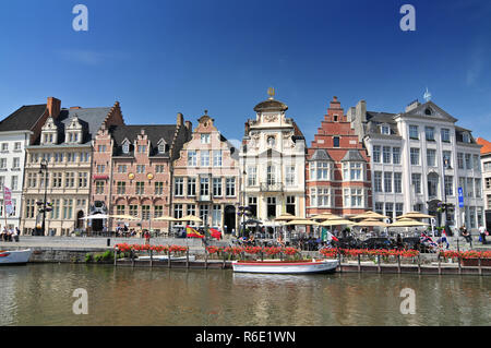 Les bâtiments médiévaux pittoresques surplombant la rivière Lys Harbour Sur Graslei Ville de Gand en Belgique Europe Banque D'Images