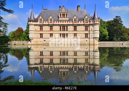 Chateau D'Azay-Le-Rideau et réflexion paisible C'est l'un des premiers châteaux de la Renaissance française et liste en tant que site du patrimoine mondial de l'UNESCO Banque D'Images