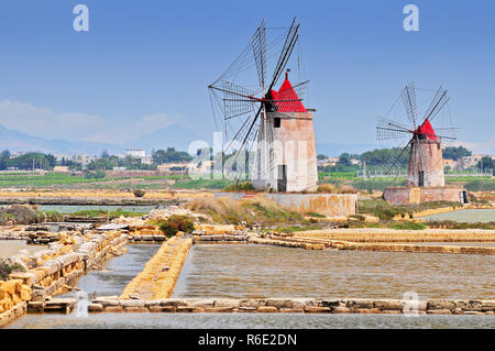 Les moulins à vent et le plus ancien de l'Europe, les étangs salés en Sicile Italie Entre Marsala et Trapani Banque D'Images