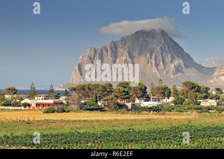 Vue sur le mont Cofano et la côte tyrrhénienne de Erice (Traoani) Italie Sicile Banque D'Images