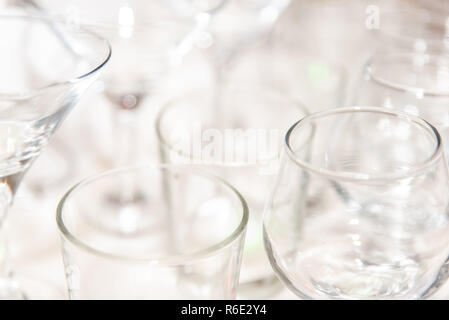 Ensemble de verres en cristal vide divers, Close up Banque D'Images