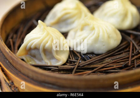 Soupe traditionnelle dumpling Xiao Long Bao Banque D'Images