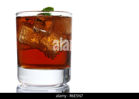 Cola whisky cocktail avec de la glace Banque D'Images