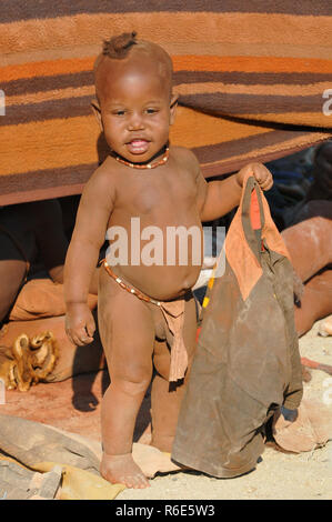 Un petit garçon heureux Himba, Omuramba, Kaokoland, Kunene, Namibie Banque D'Images