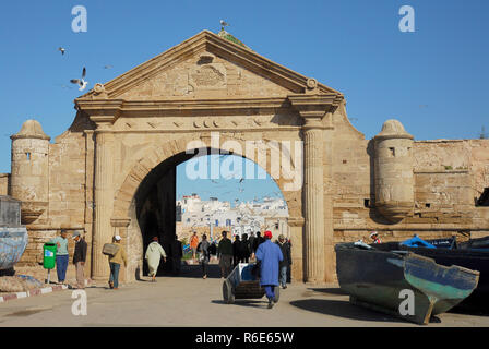 La porte du port, l'entrée au port de l'Essaouira au Maroc Banque D'Images