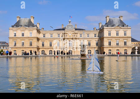 Des bateaux en bois de jouets dans la piscine en face de la Luxembourg Palace (palais) dans le jardin du Luxembourg (jardin), Paris France Banque D'Images