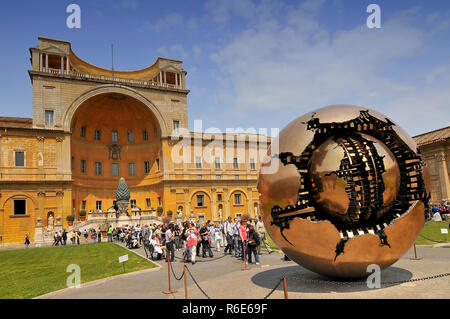 Dans Sphère Sphère en cour de la pomme de pin au Musées du Vatican, Italie Banque D'Images