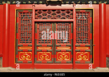 Chinois traditionnel portes dans le Musée du Palais (Cité interdite), situé à Pékin, Chine Banque D'Images
