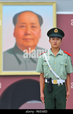 Les gardes d'un soldat en face de l'entrée principale de la porte Tiananmen portrait de Mao Zedong à Horizons, Beijing, Chine Banque D'Images