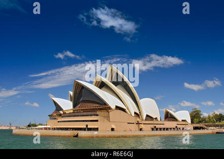 Vue depuis le ferry qui arrivent sur l'Opéra de Sydney est une Multi-Venue Performing Arts Centre à Sydney, Australie Banque D'Images
