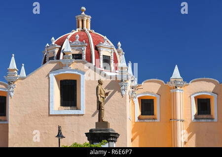 La paroisse de l'église San Pedro situé à la place principale de la ville de Cholula, Mexique Banque D'Images