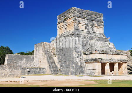 Temple de la Jaguar et la grande cour de jeu à Chichen Itza, Mexique Banque D'Images