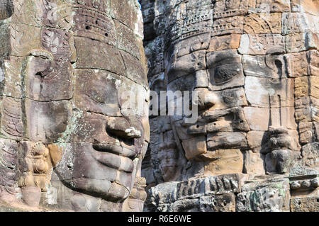 Bouddha en pierre chefs du temple Bayon à Angkor Thom, près de Siem Reap, Cambodge Banque D'Images