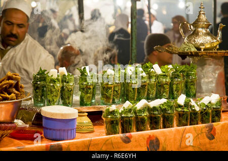 Thé à la menthe traditionnel dans un restaurant à Marrakech, Maroc Banque D'Images