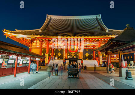 Ancien Temple Bouddhiste Senso-Ji éclairés la nuit à Asakusa est Tokyos Senso-Ji plus anciennes et les plus importantes dans le Temple de Tokyo, Japon Banque D'Images