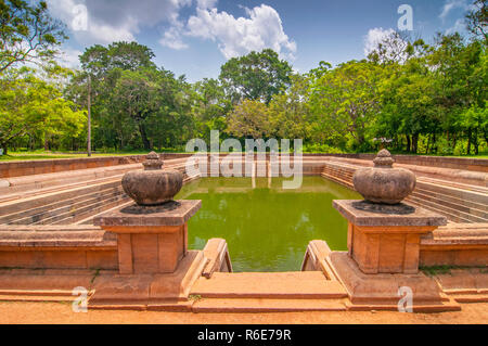 Kuttam Pokuna étangs (lits jumeaux), Abhayagiri complexe, Anuradhapura, UNESCO World Heritage Site, Sri Lanka, Asie Banque D'Images