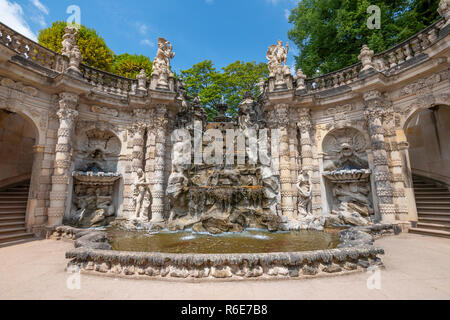 Fontaine ornementale baignoire (Nymphenbad les nymphes) dans le palais Zwinger à Dresde, Allemagne Banque D'Images