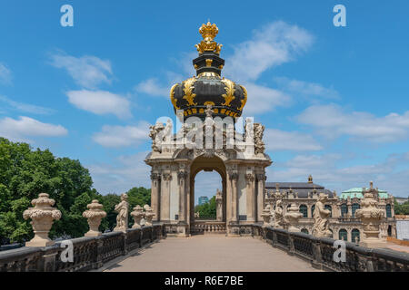 Vue de la porte de la Couronne (Kronentor) dans la cour du Zwinger, le Palais Royal XVII siècle dans la région de Dresden, Allemagne Banque D'Images