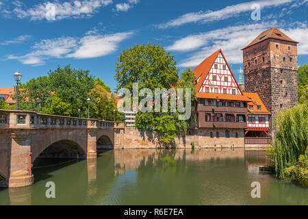 Voir l'historique de la cave ou Weinstadel, Water Tower et Hangmans façon ou Henkersteg à côté de la rivière Pegnitz à Nuremberg, Allemand Banque D'Images