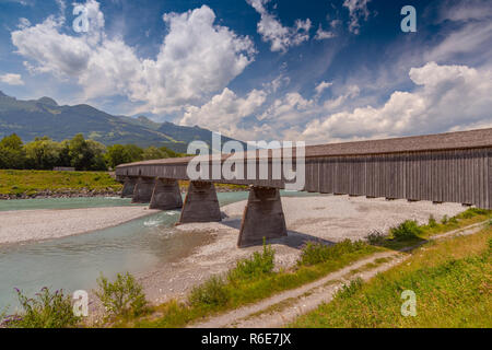 Vieux pont en bois traversant le Rhin entre le Liechtenstein et la Suisse, Europe Banque D'Images