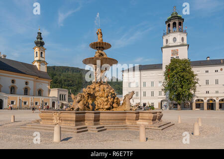 La fontaine de la place de la résidence dans la vieille ville de Salzbourg en Autriche Banque D'Images