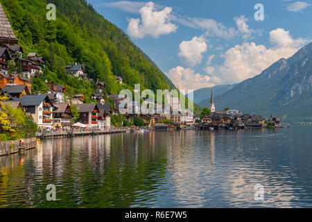 Sur le lac Hallstattersee au patrimoine mondial ville au bord du lac dans les Alpes autrichiennes, Hallstatt, Autriche Salzkammergut Banque D'Images