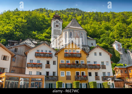 L'église paroissiale de l'Assomption, aussi appelée Maria Am Berg, l'Église catholique romaine de la ville de Hallstatt dans le Salzkammergut autrichien Banque D'Images