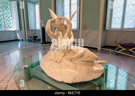 Statue d'Eros et de Psyché par Adamo Tadolini, une copie en marbre de l'Original modèle utilisé par Antonio Canova, Villa Carlotta, Tremezzo, Lac de Côme, Banque D'Images